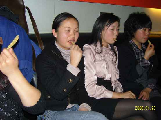她和他分手,说不甘心这辈子只和一个平庸男人一起。他黯然去别城打拼,十年后事业有成,依然爱她。也听说她嫁给有钱人生活安逸但不快乐。后来他被邀请参加同学聚会,知道她也来他故意穿得落魄潦倒,有人奇怪,他说:我要让她相信当年抛弃我的选择是正确的,这样她现在会感觉幸福一点。