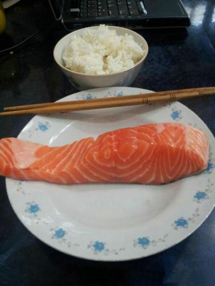 昨晚老爸问我:你明天想吃什么?我:三文鱼寿司。老爸:寿司是什么东西?我:寿司其实就是冷饭头啦……(以下省略寿司做法3000字)然后…然后我这会儿就在桌上看到了这些神物!!!苍天啊!大地啊!!!肯定是我看错了,肯定是我还没睡醒!!!我再去睡一会儿……「via 蘇郎辛夷」