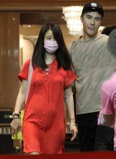 林心如挺孕肚与霍建华深夜k歌 林心如大肚照曝光