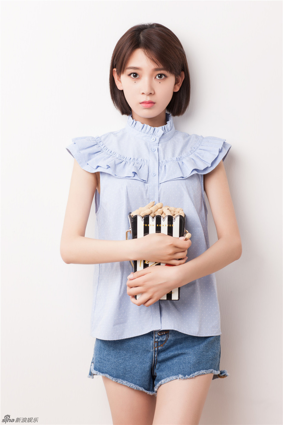 陈瑶,1994年10月31日出生,中国内地女演员,就读于北京电影学院2013级表演创作三班。 2014年,还在北京电影学院就学的陈瑶出演首部电视剧《旋风十一人》;之后,陈瑶主演民国玄幻网络剧《无心法师》,凭岳绮罗一角崭露头角。2015年,陈瑶主演古装剧《青丘狐传说》中的《阿绣》单元。