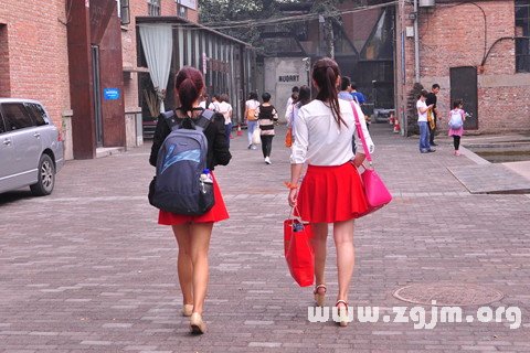 梦见打赤脚