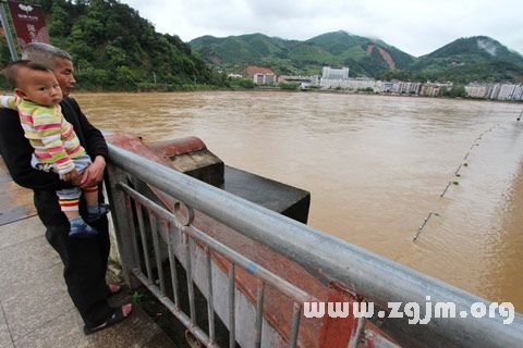 梦见洪水