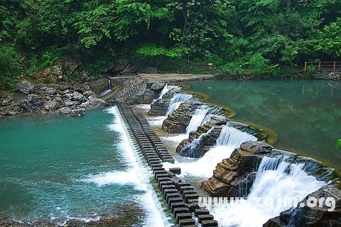 梦见水坝