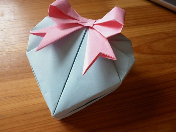 精美折纸爱心盒子 帯蝴蝶结的折纸心形盒子折