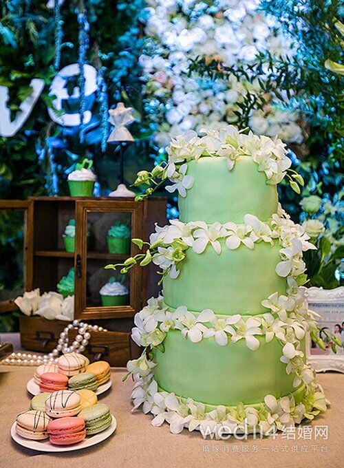 关于十二星座的婚礼蛋糕,婚纱,高跟鞋。