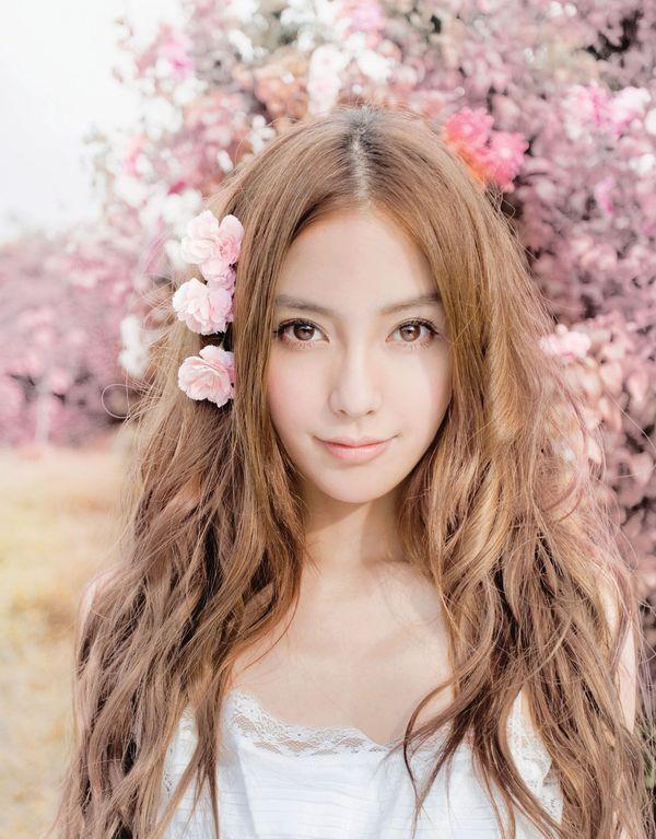 angelababy,中文名杨颖,1989年2月28日出生于上海,13岁时移居香港