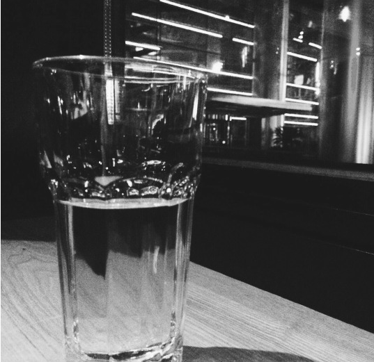 你说要敬往事一杯酒 再爱也不回头 实际就算你醉到黄昏独自愁 如果那